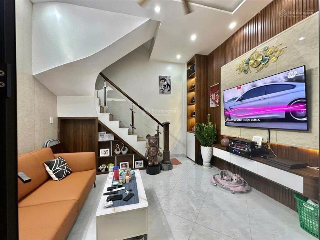 Cực hiếm kim ngưu, phân ô, ô tô chạy qua nhà. ngõ to như phố, 32m2*5t. giá 7,69 tỷ. có thương lượng