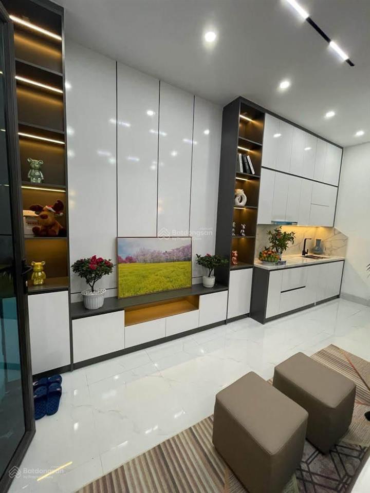 Gần ô tô tránh tam trinh, ngõ nông rộng, nhà mới, phân lô bàn cờ, tặng full nt. 42m*5t, giá 8.6 tỷ.