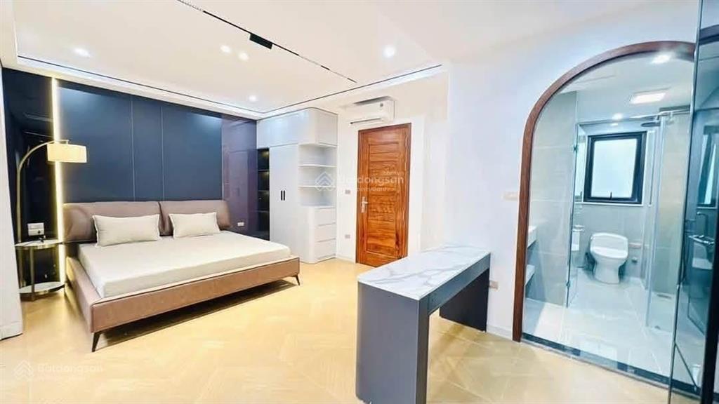 Hàng vip bạch mai, 10m ra mặt phố, thang máy và nt cực xịn, nhà mới xây, 52m*6t, giá 12 tỷ. có tl