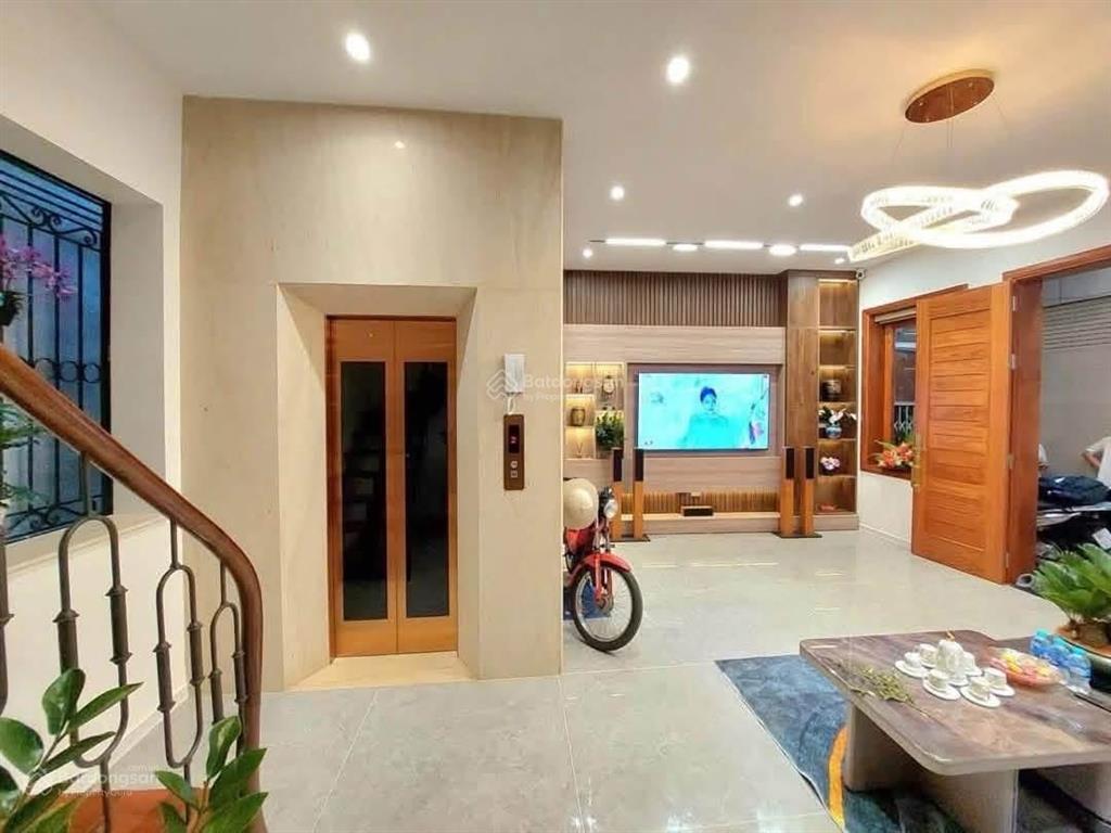 Hàng vip bạch mai, 10m ra mặt phố, thang máy và nt cực xịn, nhà mới xây, 52m*6t, giá 12 tỷ. có tl