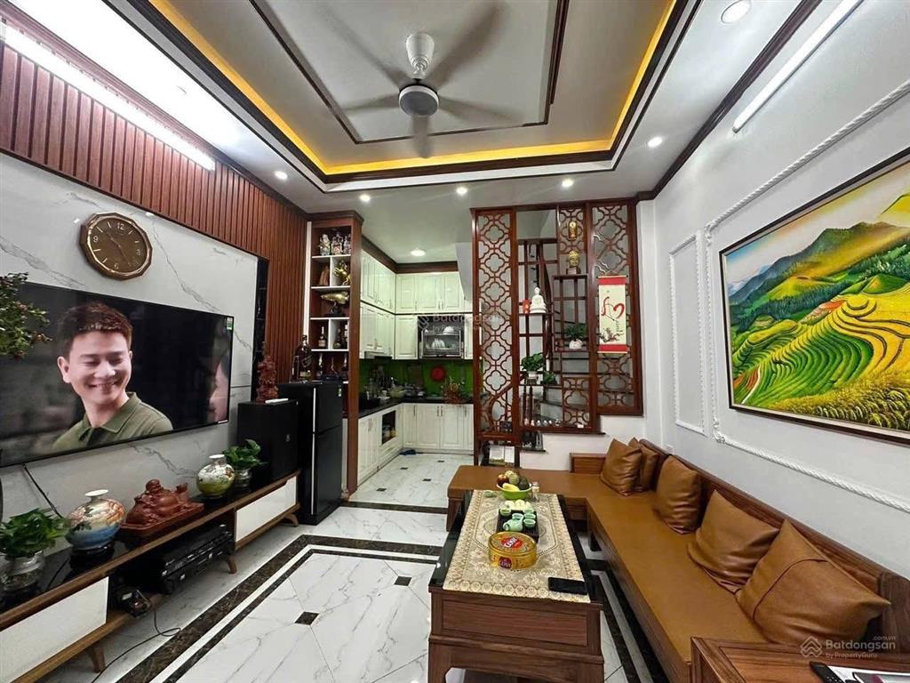 Ô tô đỗ cổng bạch mai, nhà đẹp, tặng full nt, ngõ rộng 3,5m, phân lô. 41m*5t, giá 9,5 tỷ. nhà k qh.
