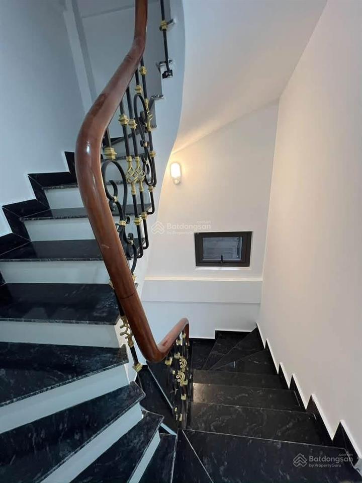 Cực hiếm nhà minh khai, thang máy, ô tô đỗ cửa, tặng nội thất xịn, nhà mới. 36m*5t, giá 7,5 tỷ.