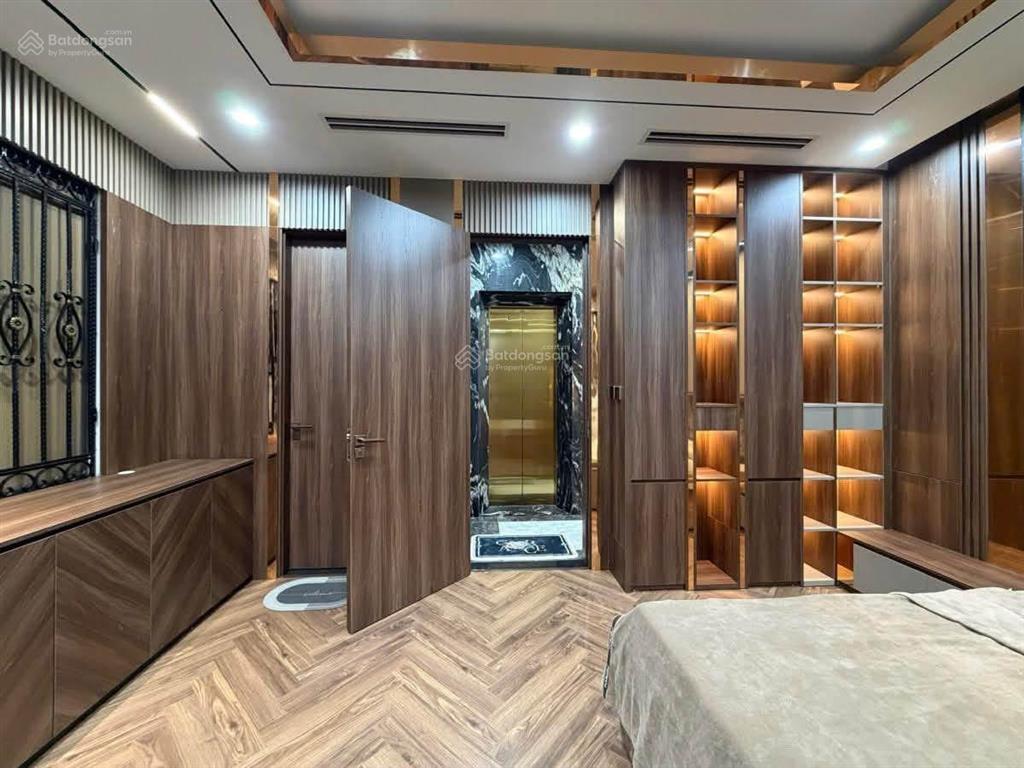 Có 102 phố lò đúc, thang máy, lô góc. ngõ rộng 3,5m, 3m ra ô tô tránh, nhà cực đẹp, 60m*8t 13,5 tỷ.
