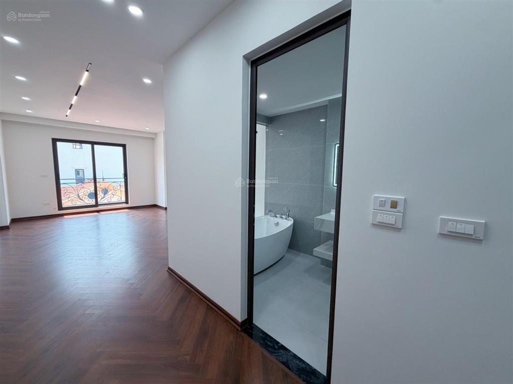 Bán nhà mới tinh 55m2, 4pn, gara ô tô, thang máy 7 tầng, 13 tỷ tại bát khối, long biên, hà nội