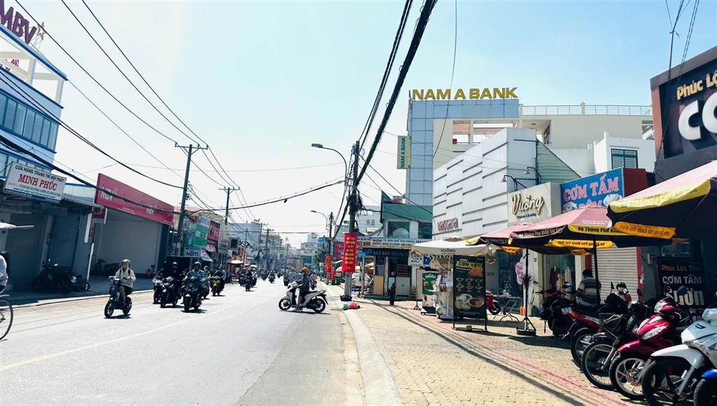 Nhà 2 mặt hẻm xe hơi cách mặt tiền tô ngọc vân 50m linh đông 60m2 2pn giá 5.3 tỷ  gần chợ thủ đức