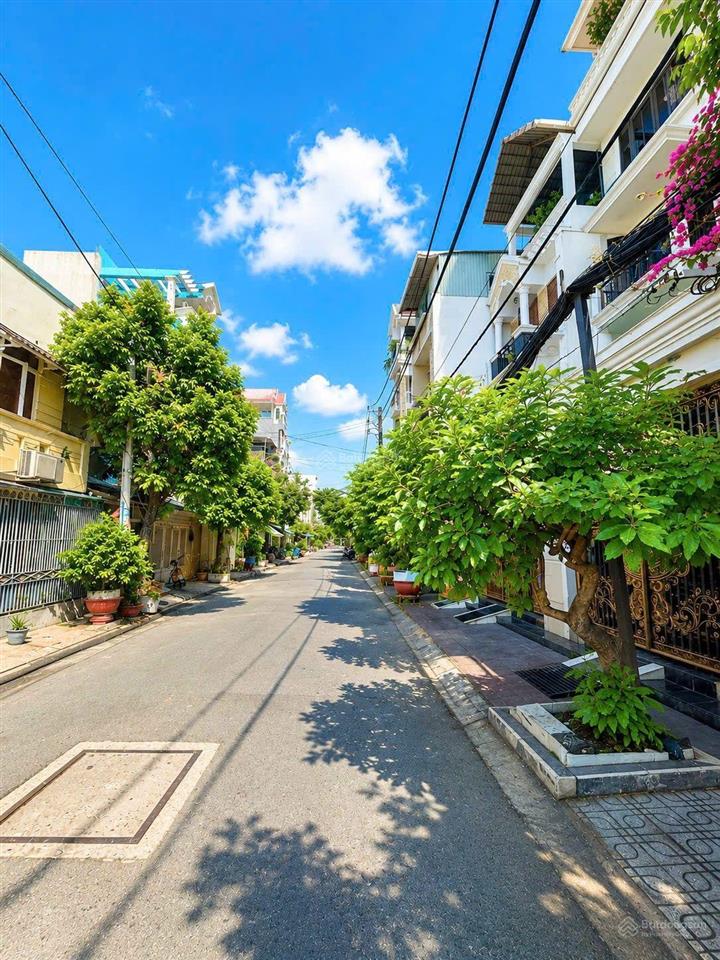 2,9 tỷ  siêu phẩm 3 tầng đúc, sát tân phú, ô tô đỗ cửa  1 căn ra mt, không lg