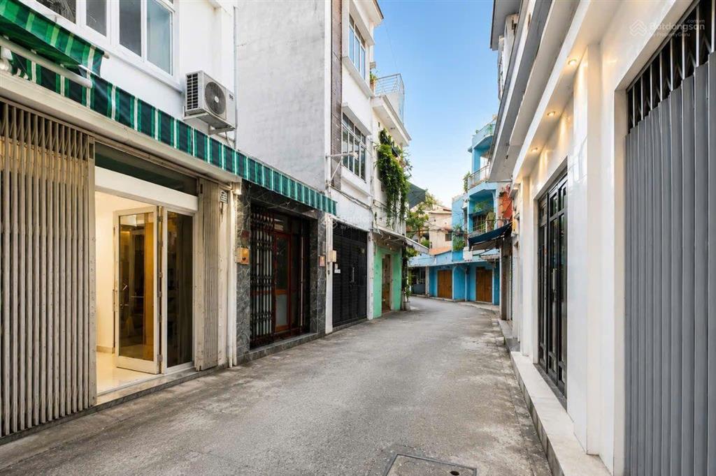32m2 3.2 tỷ  nhà 3 tầng ngay đh học văn hiến, hẻm 5m xe hơi chạy phà phà