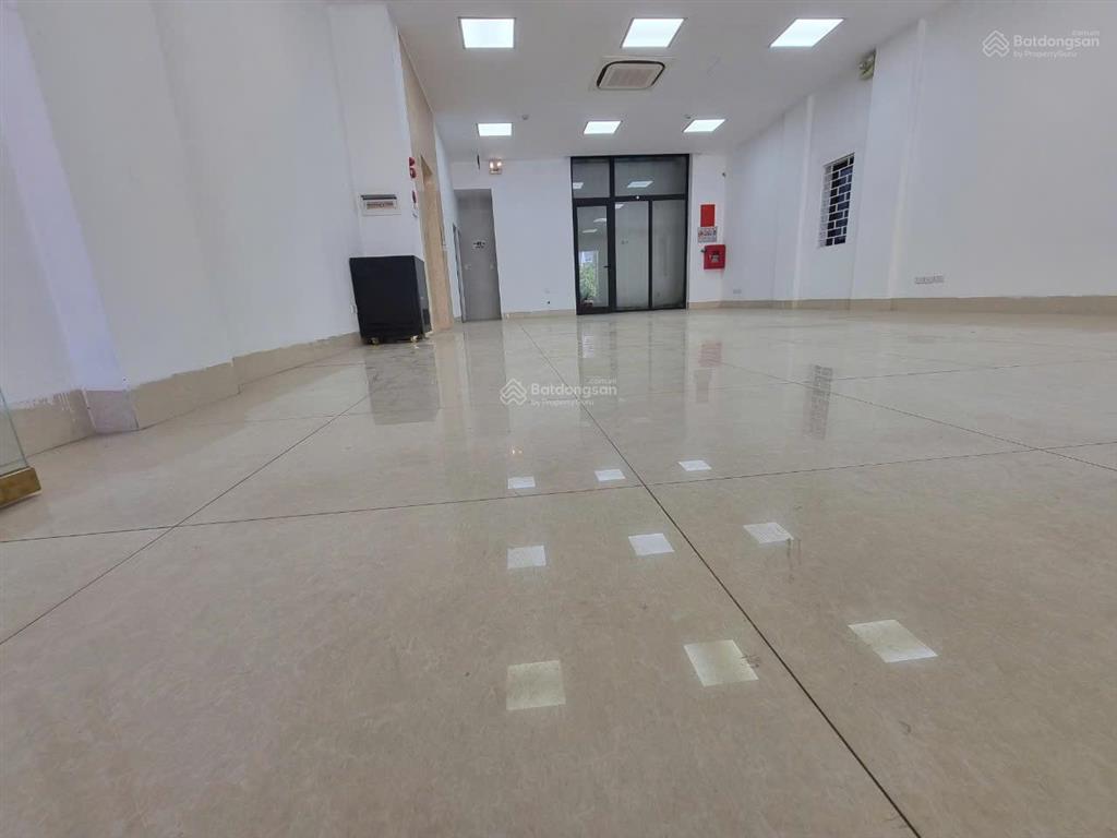 Chính chủ cho thuê văn phòng tại 710 lạc long quân rộng 136m2, giá chỉ 21tr/th