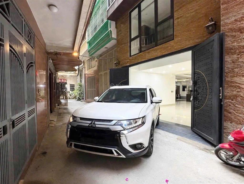 Nhà mới xây 7 tầng, có thang máy, full nội thất, oto vào nhà. không lỗi phong thủy, không qh.