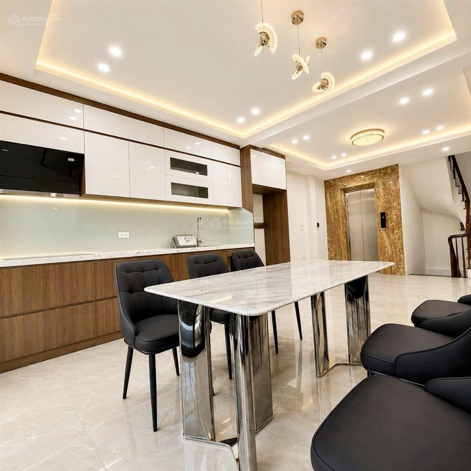 Nhà mới xây 7 tầng, có thang máy, full nội thất, oto vào nhà. không lỗi phong thủy, không qh.