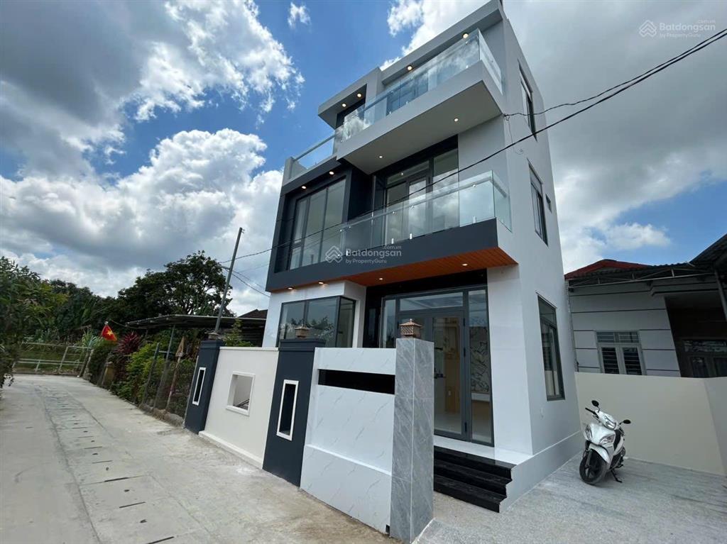 Nhà đẹp 3 tầng giá rẻ  bao hoàn công. đường ô tô giá rẻ
