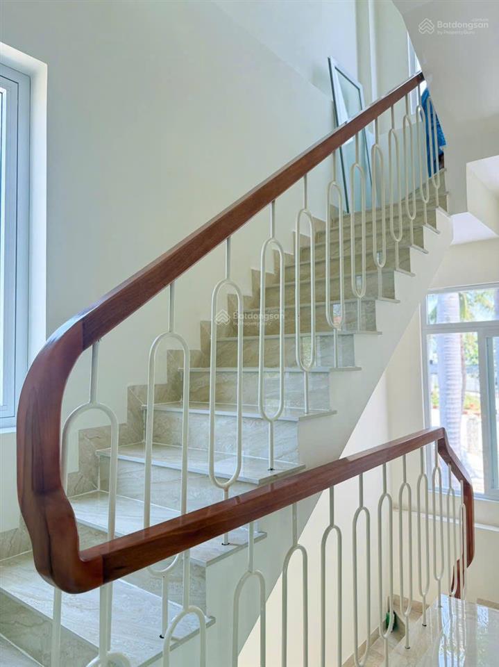 Bán căn nhà 3 tầng mới xây hẻm cầu bè vĩnh thạnh.
diện tích 82m2