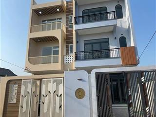Bán căn nhà 3 tầng mới xây hẻm cầu bè vĩnh thạnh.
diện tích 82m2
