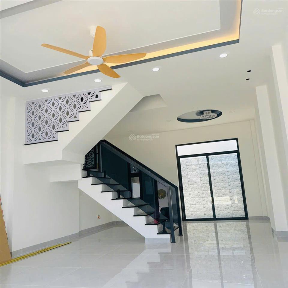 Bán căn nhà 3 tầng mới xây hẻm cầu bè vĩnh thạnh.
diện tích 82m2