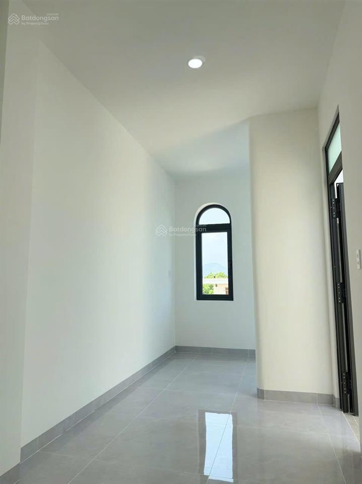 Bán căn nhà 3 tầng mới xây hẻm cầu bè vĩnh thạnh.
diện tích 82m2