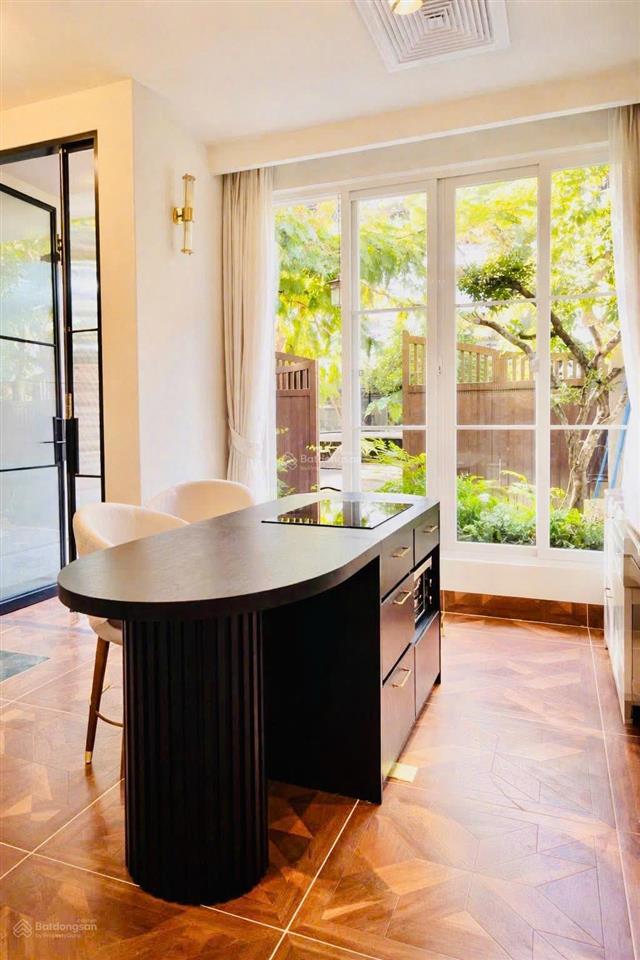 Bán nhà trung tâm 3 tầng, 4pn + 5wc, diện tích 100m2