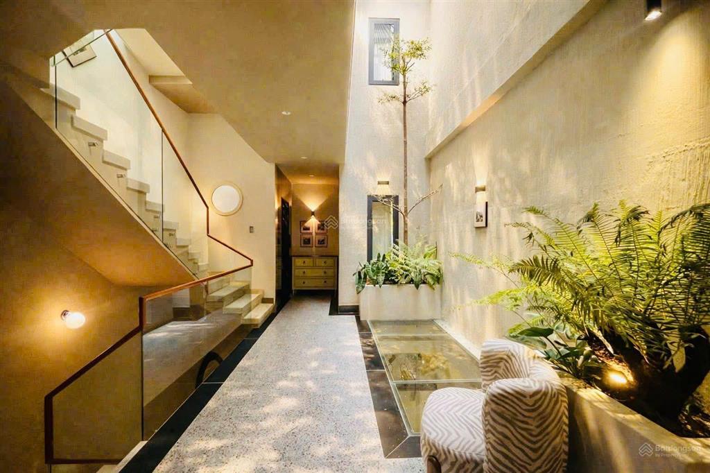 Bán nhà trung tâm 3 tầng, 4pn + 5wc, diện tích 100m2