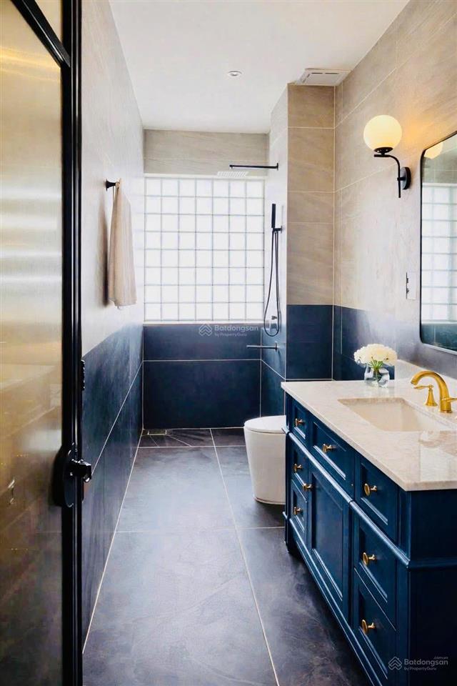 Bán nhà trung tâm 3 tầng, 4pn + 5wc, diện tích 100m2