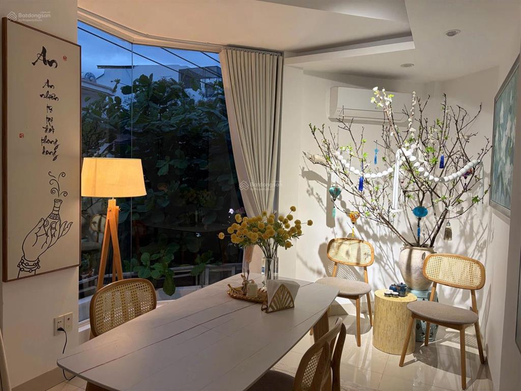 Nhà đẹp 4 tầng mặt tiền đường hồng bàng, đối diện highlands, khu ô bàn cờ