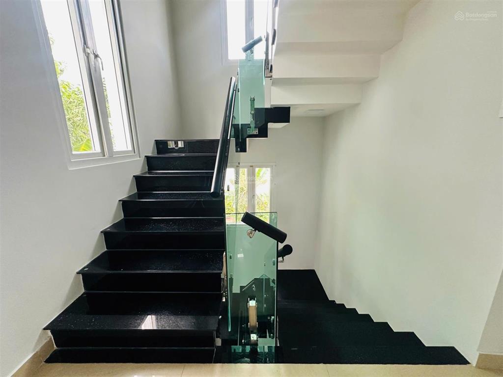 Bán biệt thự 3 tầng view biển  sổ hoàn công. có bãi tắm riêng diện tích 180m2