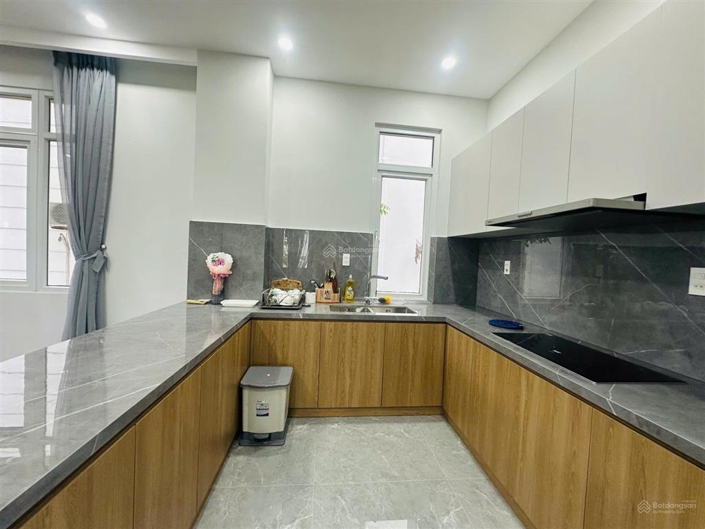 Bán biệt thự 3 tầng view biển  sổ hoàn công. có bãi tắm riêng diện tích 180m2