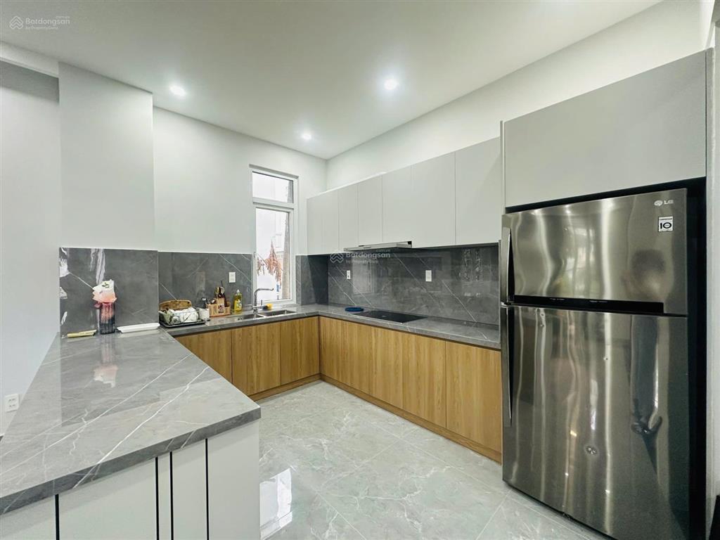 Bán biệt thự 3 tầng view biển  sổ hoàn công. có bãi tắm riêng diện tích 180m2