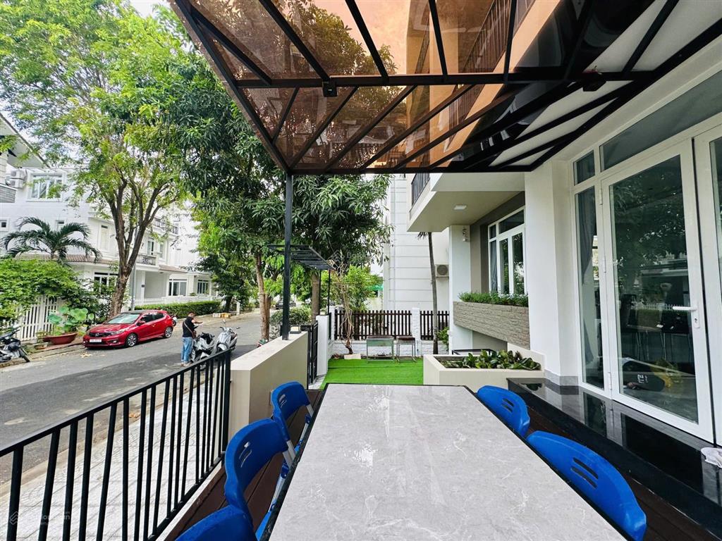 Bán biệt thự 3 tầng view biển  sổ hoàn công. có bãi tắm riêng diện tích 180m2