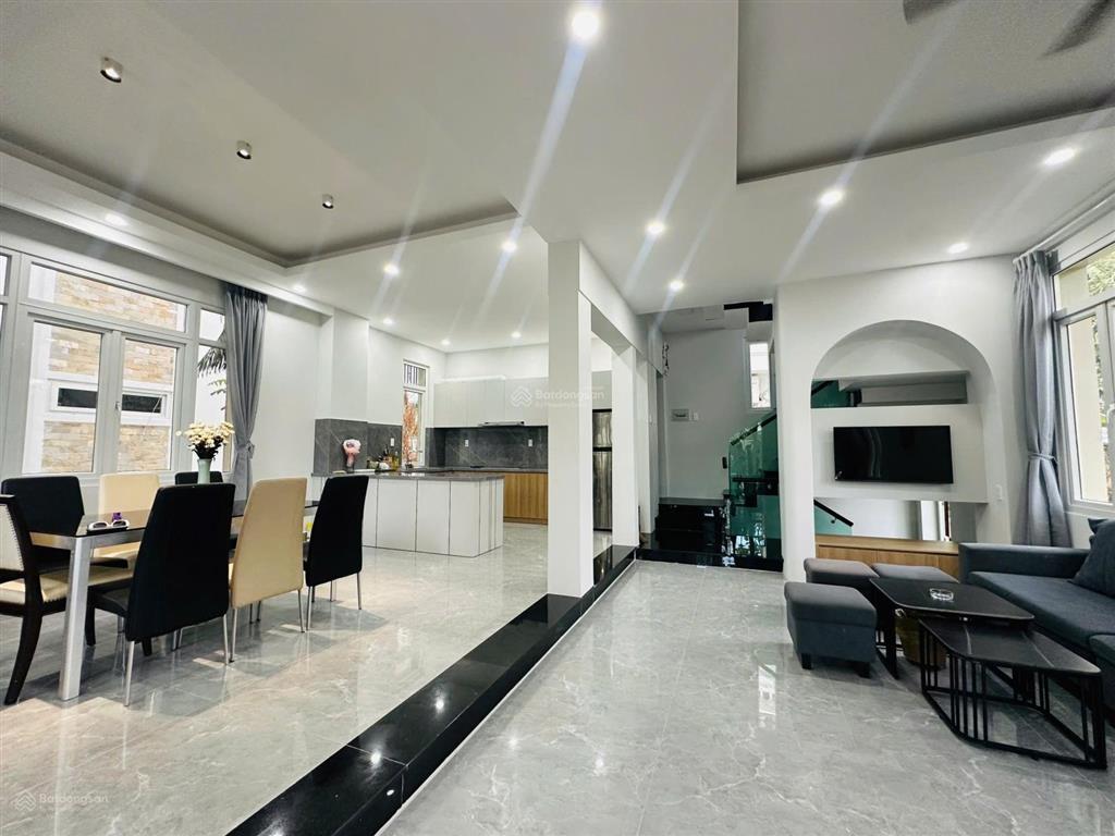 Bán biệt thự 3 tầng view biển  sổ hoàn công. có bãi tắm riêng diện tích 180m2