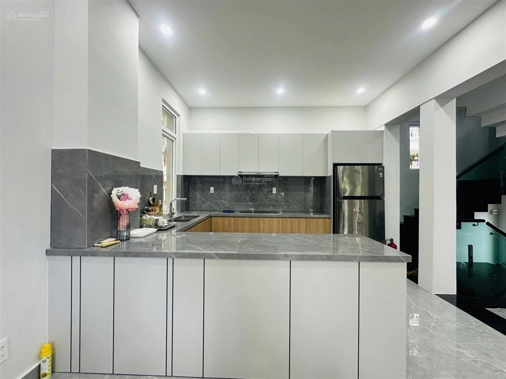 Bán biệt thự 3 tầng view biển  sổ hoàn công. có bãi tắm riêng diện tích 180m2