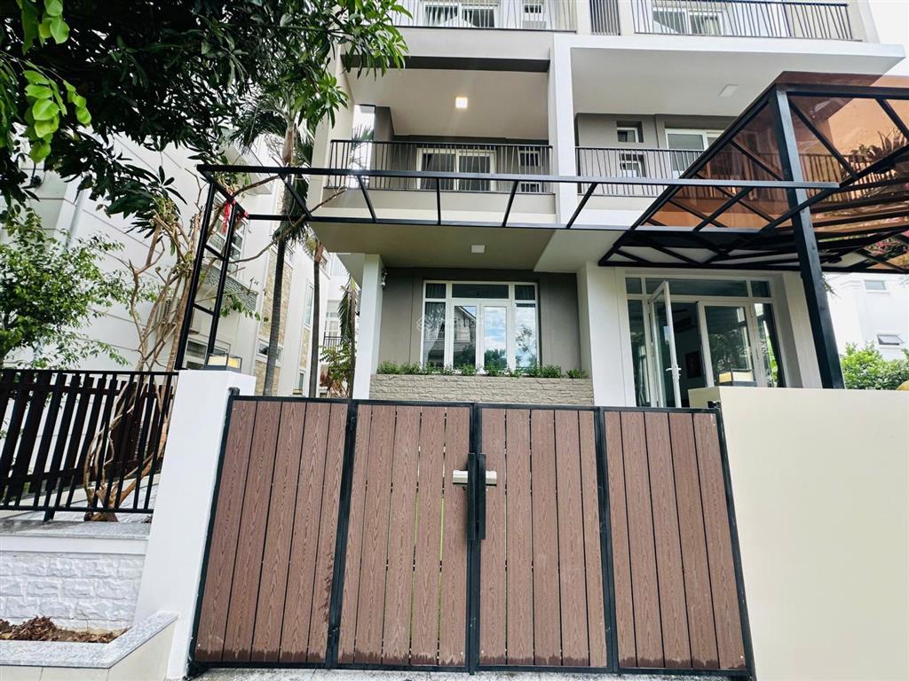 Bán biệt thự 3 tầng view biển  sổ hoàn công. có bãi tắm riêng diện tích 180m2