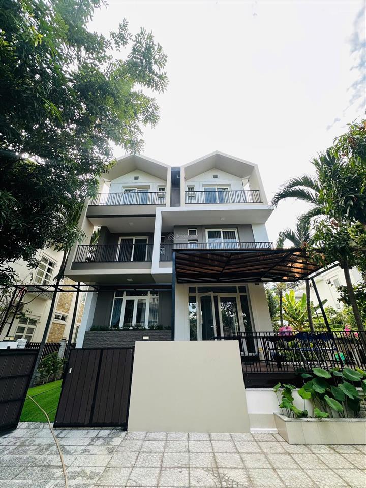 Bán biệt thự 3 tầng view biển  sổ hoàn công. có bãi tắm riêng diện tích 180m2