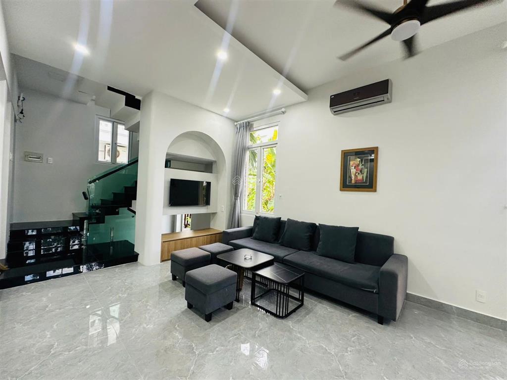 Bán biệt thự 3 tầng view biển  sổ hoàn công. có bãi tắm riêng diện tích 180m2