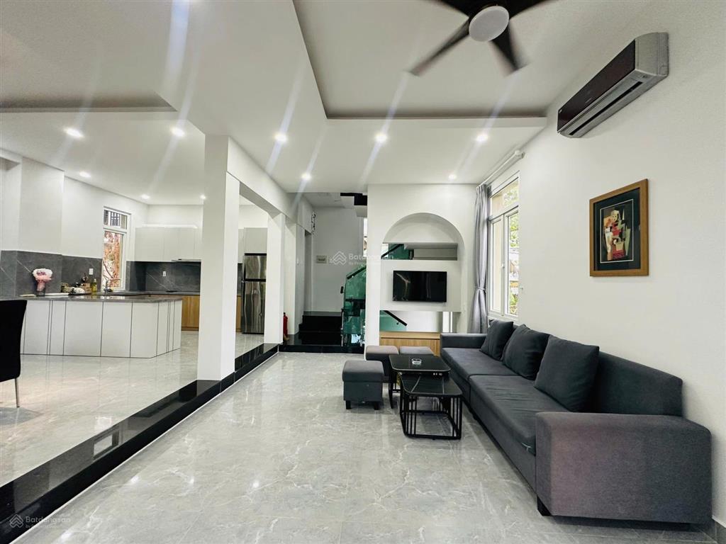 Bán biệt thự 3 tầng view biển  sổ hoàn công. có bãi tắm riêng diện tích 180m2