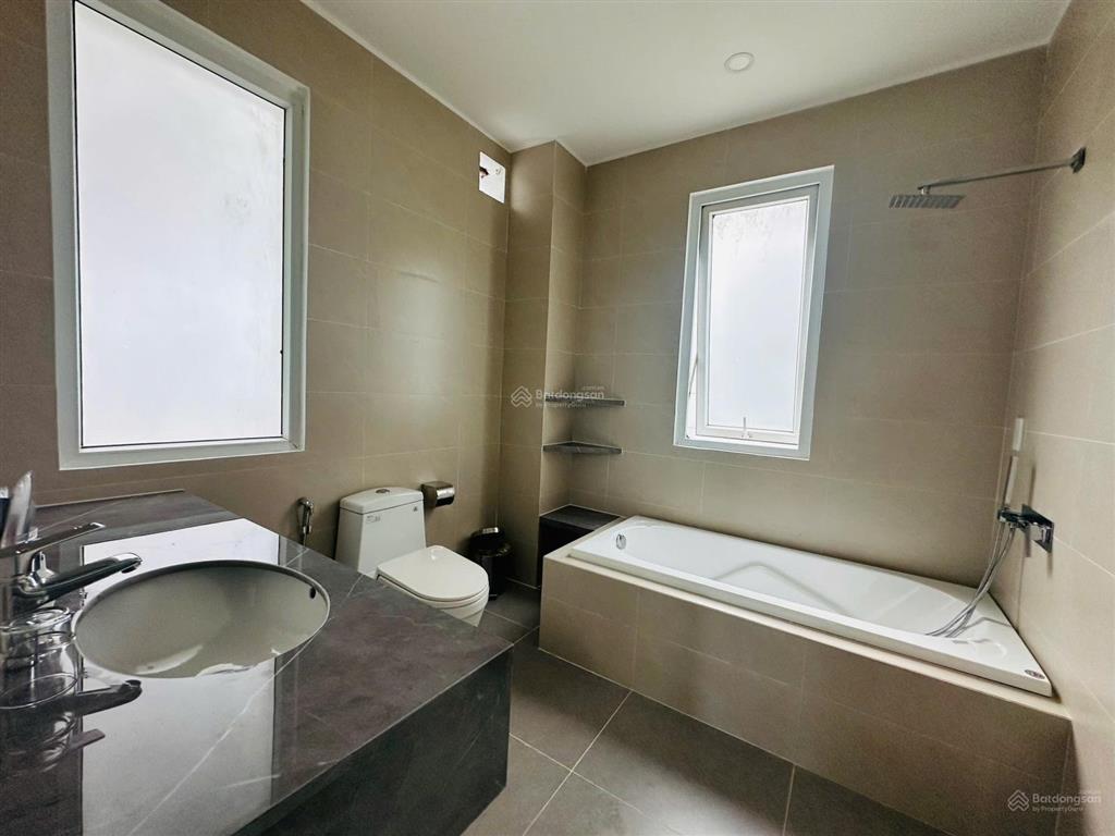 Bán biệt thự 3 tầng view biển  sổ hoàn công. có bãi tắm riêng diện tích 180m2