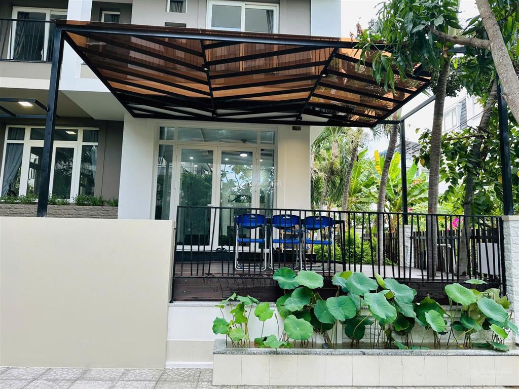 Bán biệt thự 3 tầng view biển  sổ hoàn công. có bãi tắm riêng diện tích 180m2