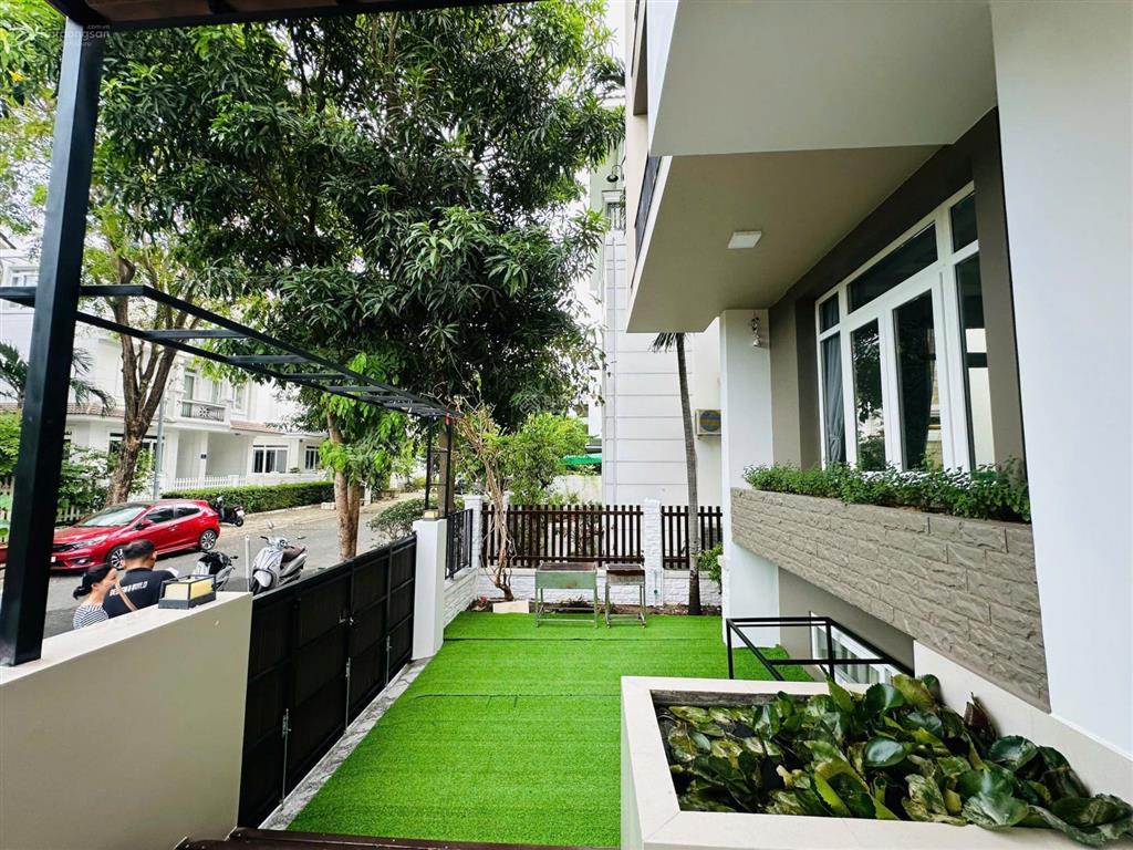 Bán biệt thự 3 tầng view biển  sổ hoàn công. có bãi tắm riêng diện tích 180m2