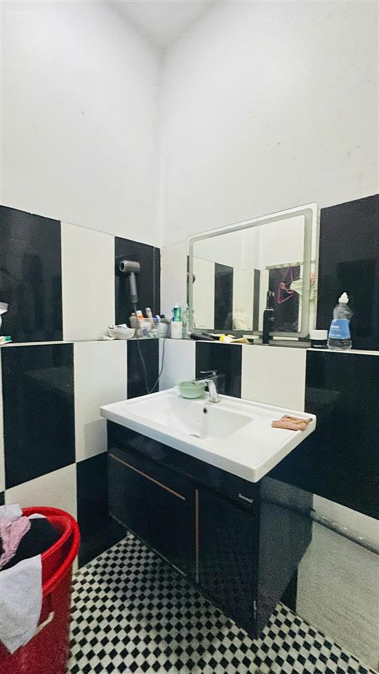 Cần tiền dưỡng già bán căn nhà 3 tầng đường hẻm nguyễn xiển đối diện trường sư phạm, đất ngang 7m.