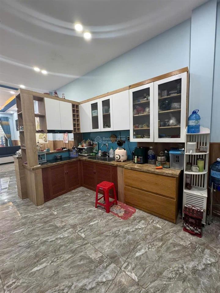 Cần bán nhanh căn nhà 3 tầng mới đẹp, đường rộng 10m, cách biển 500m trung tâm nha trang