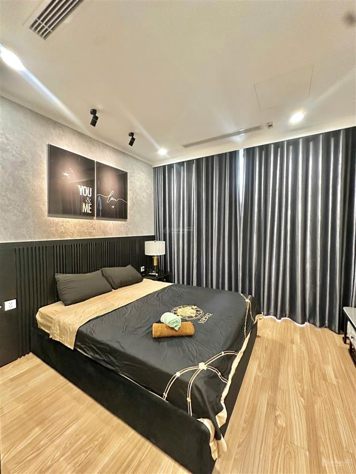 Chính chủ gia đình tôi bán gấp căn hộ 2pn toà park 10  park premium, nội thất cao cấp. giá 7 tỷ 3