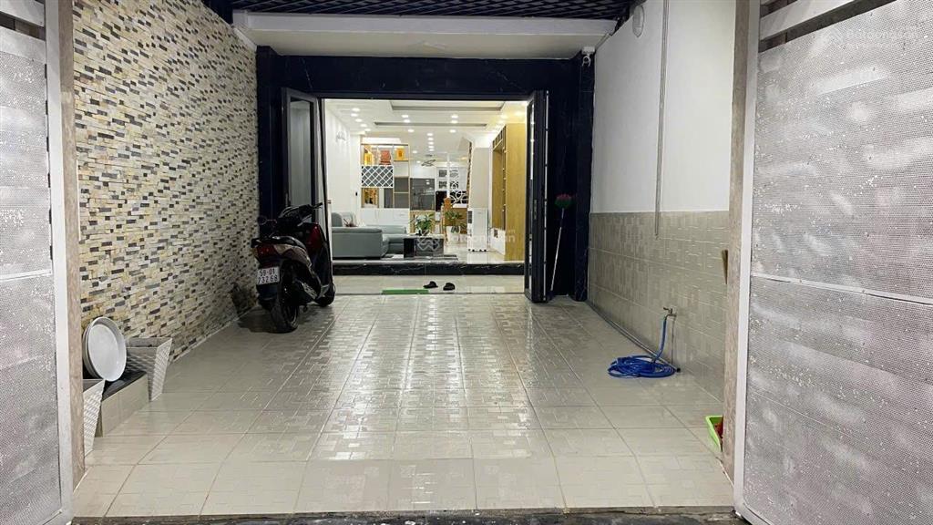 Khách kẹt tiền ngân hàng bán giá tốt căn nhà hẻm xe hơi qua lại thoải mái