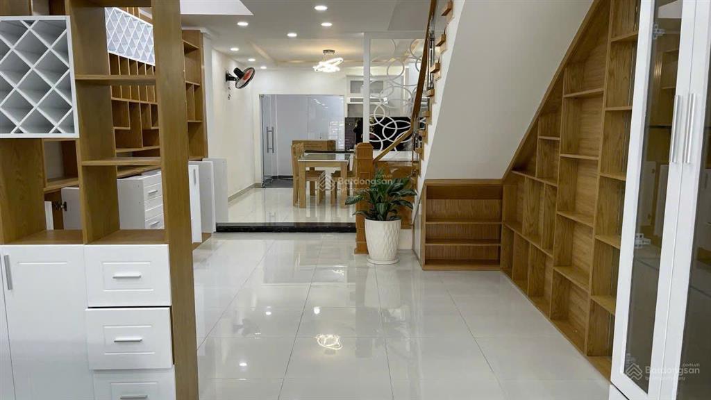 Khách kẹt tiền ngân hàng bán giá tốt căn nhà hẻm xe hơi qua lại thoải mái