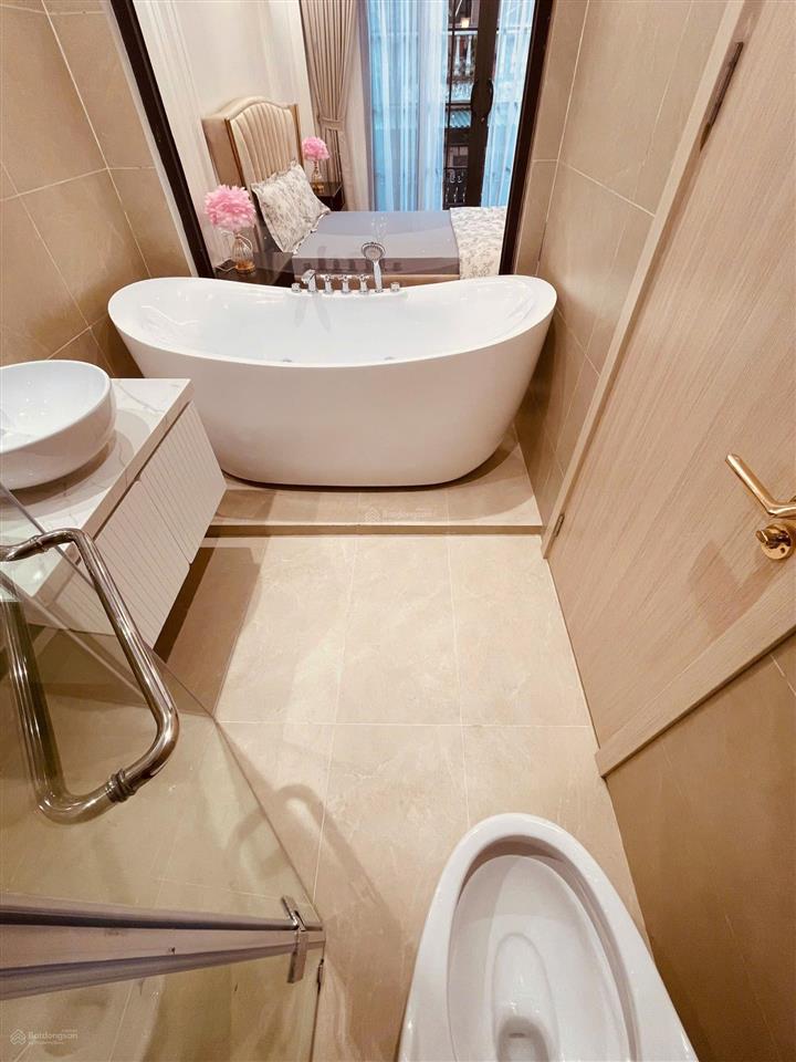 Nhà mới vị trí đẹp đẳng cấp sát mặt đường ô tô vào nhà.7 tầng thang máy 47m  mt 4,2 hoàng mai hn