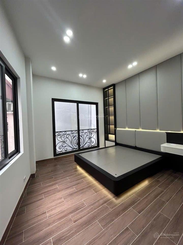 Nhà xây mới cách mặt phố 60 m, có sân để xe  dt 50m2  6 tầng t.máy mt 4m khâm thiên đống đa hn