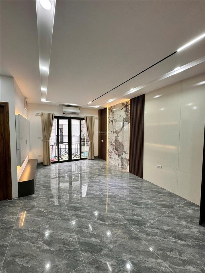 Nhà xây mới cách mặt phố 60 m, có sân để xe  dt 50m2  6 tầng t.máy mt 4m khâm thiên đống đa hn