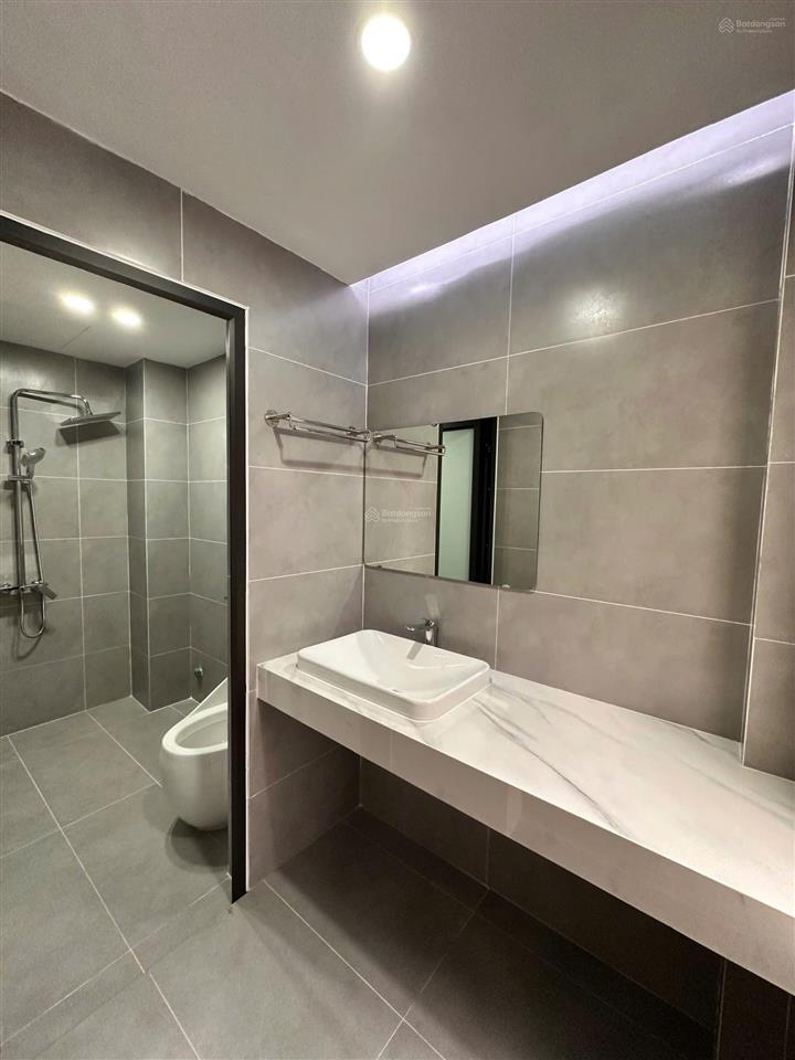 Nhà xây mới cách mặt phố 60 m, có sân để xe  dt 50m2  6 tầng t.máy mt 4m khâm thiên đống đa hn