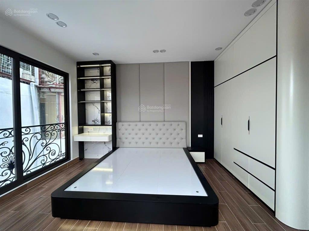 Nhà xây mới cách mặt phố 60 m, có sân để xe  dt 50m2  6 tầng t.máy mt 4m khâm thiên đống đa hn