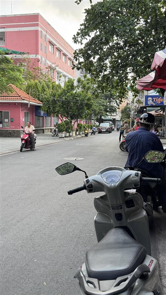 [ phú nhuận]  mặt tiển 10m.đường lê tự tàisổ vuông đẹp,sát,nguyễn đình chiểu & phan xích long.
