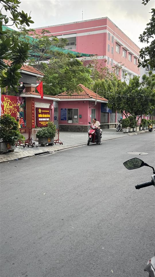 [ phú nhuận]  mặt tiển 10m.đường lê tự tàisổ vuông đẹp,sát,nguyễn đình chiểu & phan xích long.