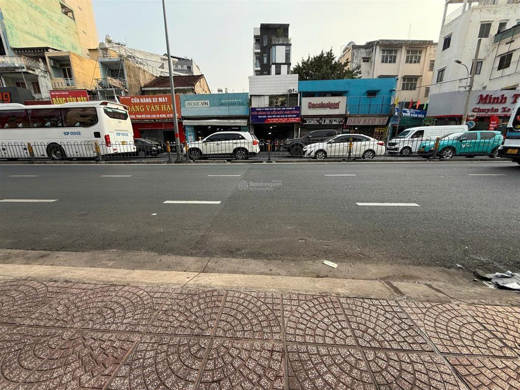 Mặt bằng cho thuê 50m2 trống suốt hoàng văn thụ phú nhuận.  0765 400 *** a quý