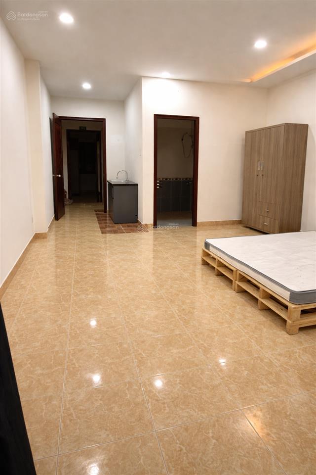 Phòng 35m cửa sổ phan đăng lưu vs phan xích long cách quận 1 chỉ 5 phút.